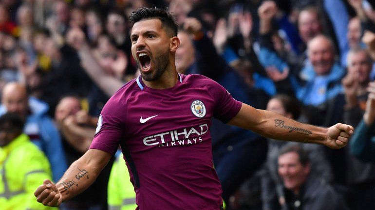 El festejo del Kun Agüero tras uno de sus tres goles.
