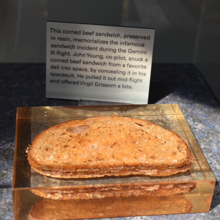 En el Grissom Memorial Museum en Indiana, se exhibe un sándwich de carne curada preservado en un bloque de acrílico. En el Grissom Memorial Museum en Indiana, se exhibe un sándwich de carne curada preservado en un bloque de acrílico.