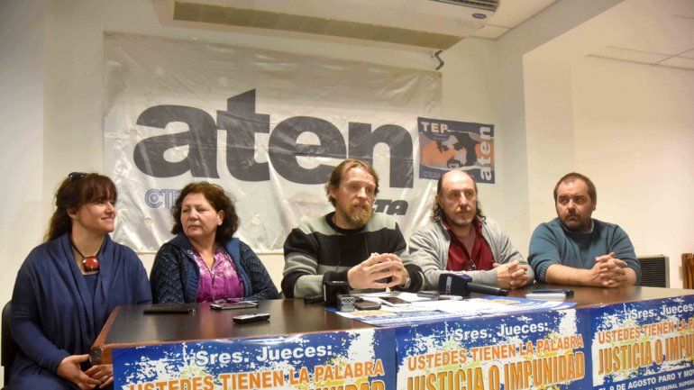 Los estatales amenazan con seguir endureciendo las protestas si el Gobierno no les otorga el aumento salarial que piden. Los maestros también se sumarán hoy al paro.