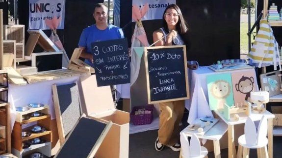 Emprendedores fabrican muebles a medida con madera de bosques reforestados