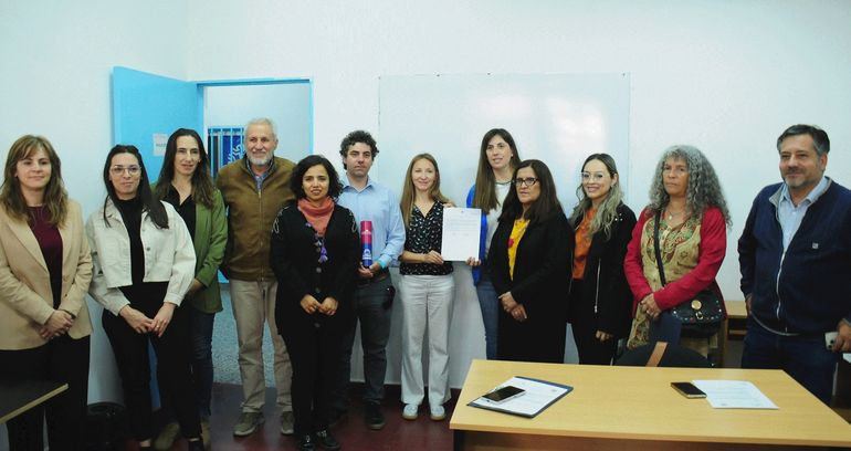 Legisladores provinciales, en el Laboratorio LARREA de la UNCo que investiga en la siembra de especies autóctonas para morigerar los avances de la desertificación.