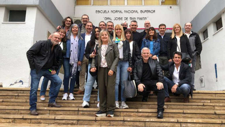 Reencuentro y emoción: a 40 años del egreso, volvieron todos juntos al aula