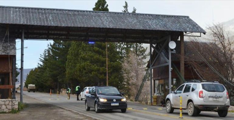 La policía del Chubut refuerza controles en los accesos a Esquel, Trevelin, Corcovado y Tecka, y en la ruta 40, tanto de autos como en micros y colectivos. La policía del Chubut refuerza controles en los accesos a Esquel, Trevelin, Corcovado y Tecka, y en la ruta 40, tanto de autos como en micros y colectivos.