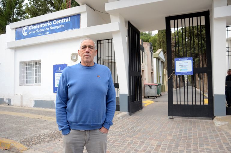 El guardián de las almas: Miguel, el empleado del Cementerio Central de Neuquén que asegura traer gente de vuelta