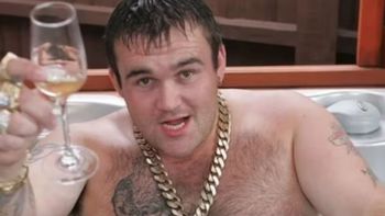 El hombre obtuvo una fortuna en la lotería, dilapidó el dinero en pocos años y terminó regresando a trabajos manuales. El hombre obtuvo una fortuna en la lotería, dilapidó el dinero en pocos años y terminó regresando a trabajos manuales.