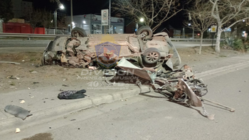 El auto quedó destrozado y tumbado en el cantero entre Avenida Mosconi y calle Perticone / Foto Prensa Policía El auto quedó destrozado y tumbado en el cantero entre Avenida Mosconi y calle Perticone / Foto Prensa Policía