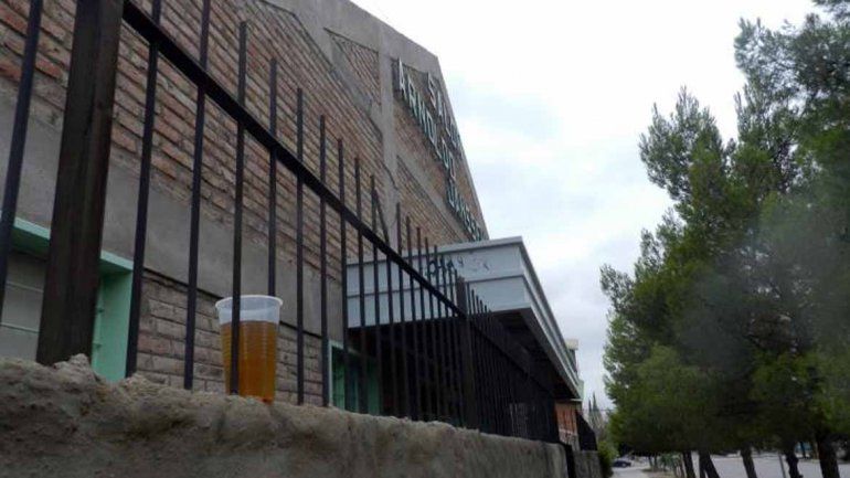 El enfrentamiento se registró fuera de un salón de fiestas en Cutral Co.