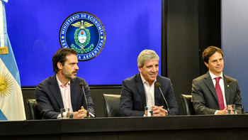 El ministro de Economía, Luis Caputo realiza este miércoles anuncios económicos. El ministro de Economía, Luis Caputo realiza este miércoles anuncios económicos.