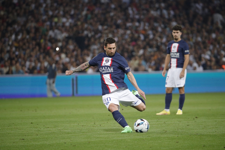 Dos pinceladas de Messi en el triunfo del PSG: el gesto al ser reemplazado
