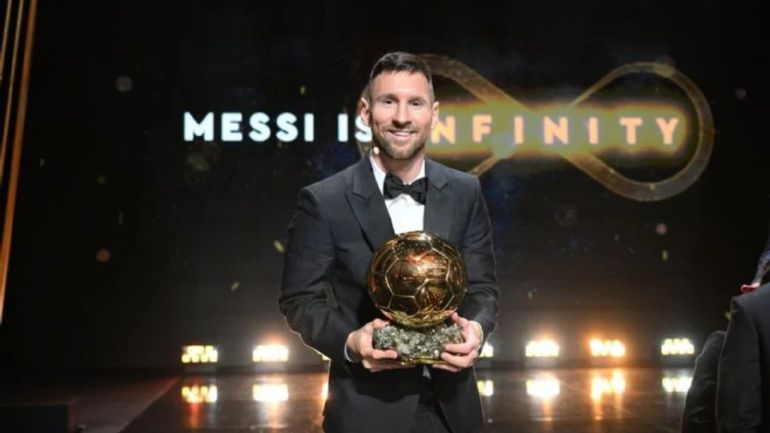 Lionel Messi con el Balón de Oro Lionel Messi con el Balón de Oro