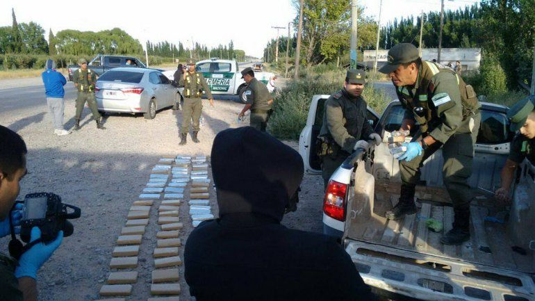 Detienen a dos neuquinos con más de 100 paquetes de droga en un operativo de Gendarmería sobre la Ruta 22