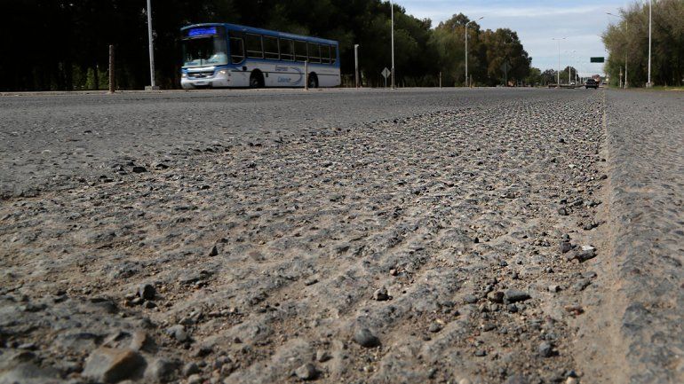 Los vehículos evitan transitar por el tramo fresado de la calzada.
