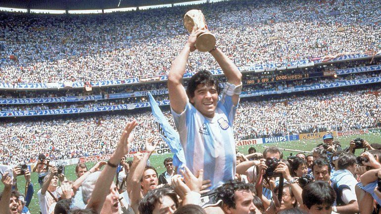 Maradona festeja el campeonato.