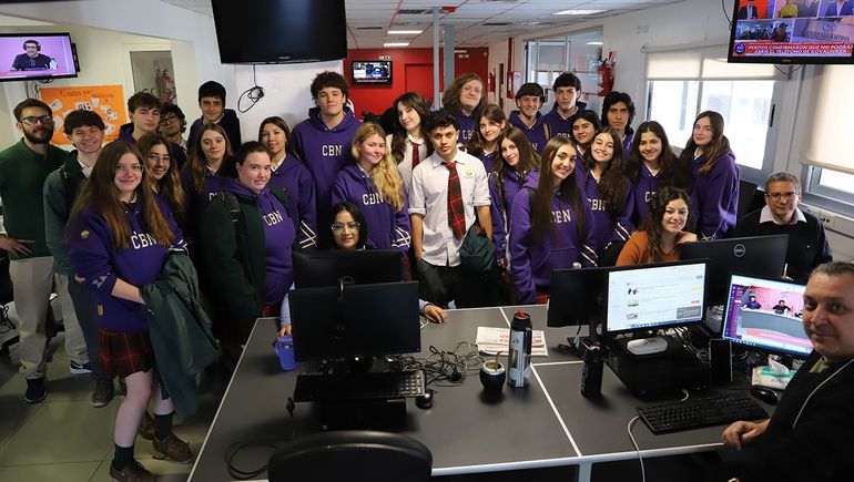 Los estudiantes de quinto año del Colegio Bilingüe de Neuquén, junto a los periodistas Ailín Trepiana, Viviana Gallardo, Martín Pedoni y Ángel Casagrande. Los estudiantes de quinto año del Colegio Bilingüe de Neuquén, junto a los periodistas Ailín Trepiana, Viviana Gallardo, Martín Pedoni y Ángel Casagrande.