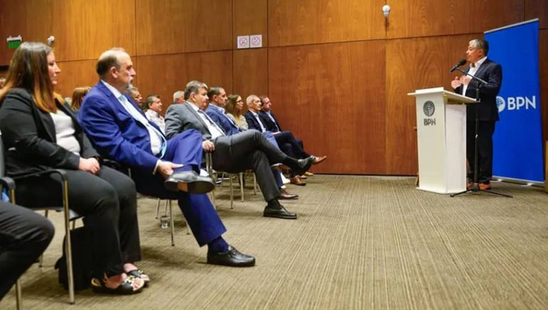 Figueroa lanzó nuevos créditos para Pymes: Tenemos que defendernos entre neuquinos