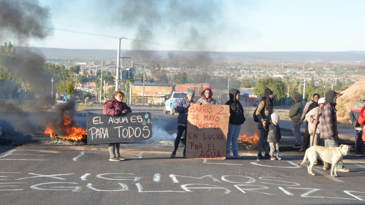 Jueves con protestas y cortes en Neuquén, uno en el ingreso de Autovía Norte thumbnail
