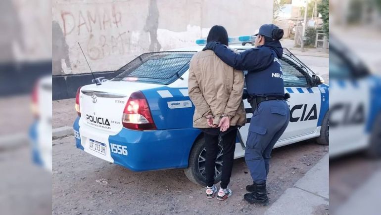 El momento de la detención de Pepita durante un procedimiento realizada por la brigada de investigaciones de la comisaría tercera. El momento de la detención de Pepita durante un procedimiento realizada por la brigada de investigaciones de la comisaría tercera.