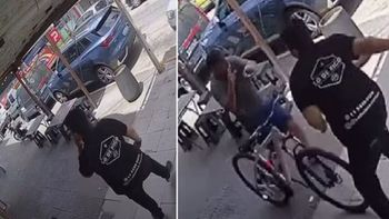 El ladrón escapaba en la bicicleta robada cuando fue interceptado frente a una hamburguesería de Lanús. El ladrón escapaba en la bicicleta robada cuando fue interceptado frente a una hamburguesería de Lanús.
