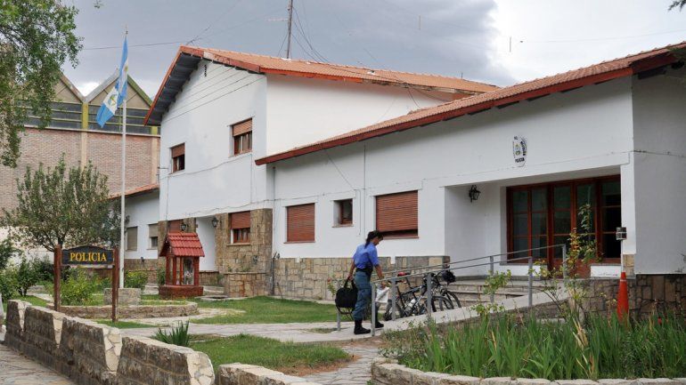 La Comisaría 32 de Buta Ranquil, donde permanecerá detenido el acusado del crimen.