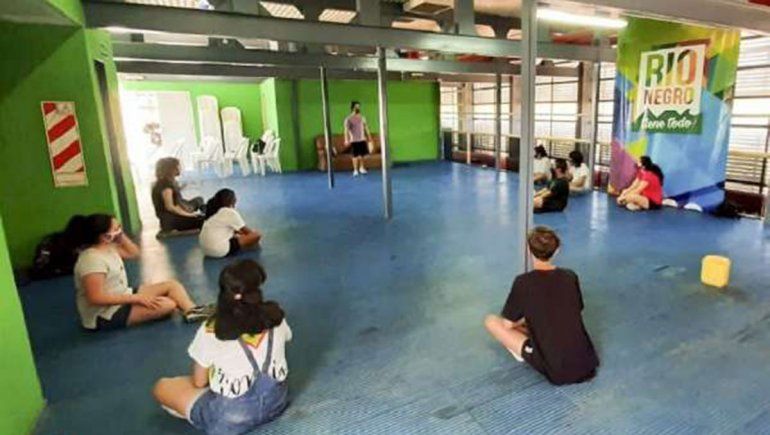 Una maestra contagiada fue a la escuela y no tenía el alta