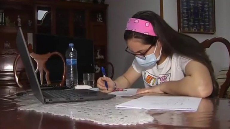 Covid-19: joven tose cada dos segundos tras superar el virus