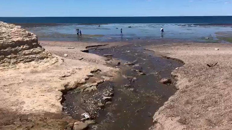 Bronca en Las Grutas por un gran derrame cloacal que contamina la playa