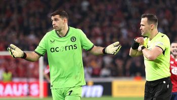 por que suspendieron al dibu martinez de las competiciones europeas por que suspendieron al dibu martinez de las competiciones europeas