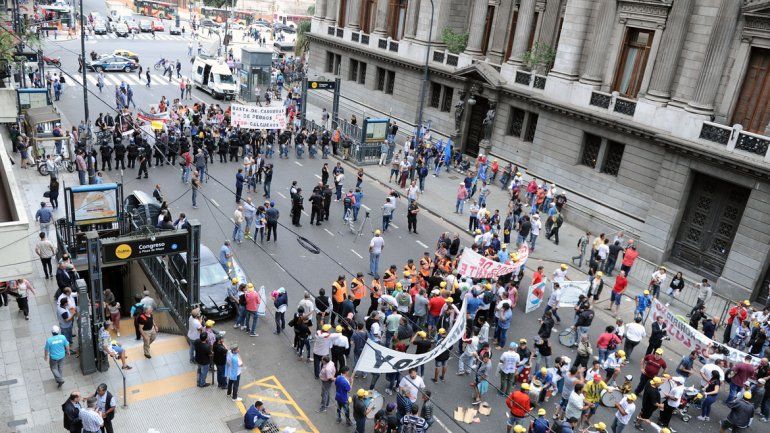 Tensión e incidentes frente al Congreso entre galgueros y proteccionistas