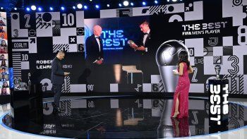 mira la sorpresa de lewandowski al recibir el premio the best mira la sorpresa de lewandowski al recibir el premio the best