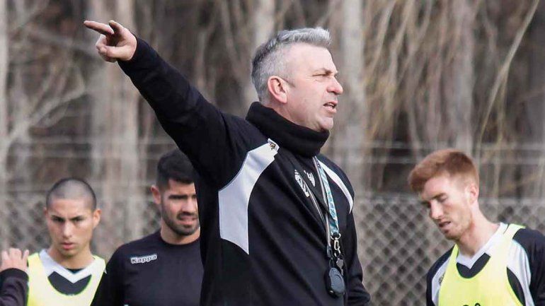 Violentos irrumpieron en el entrenamiento de Cipo y amenazaron a Zwenger