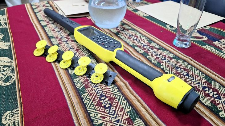 El nuevo chip evita el error humano en la anotación, permitiendo un control del rodeo más preciso y detallado para los productores. Foto: Fabricio González El nuevo chip evita el error humano en la anotación, permitiendo un control del rodeo más preciso y detallado para los productores. Foto: Fabricio González