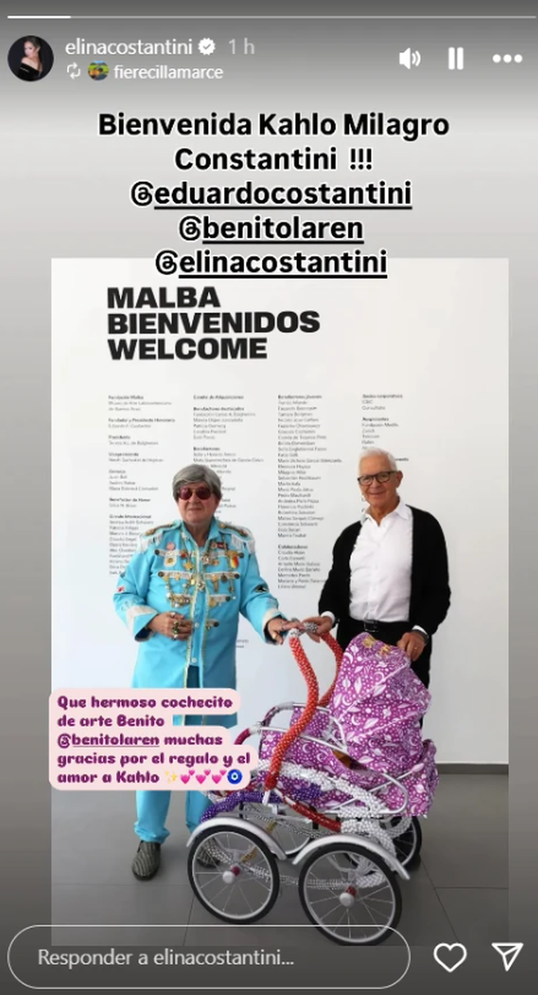 El cálido agradecimiento de Elina Constantini al regalo del artista Benito Laren. El cálido agradecimiento de Elina Constantini al regalo del artista Benito Laren.