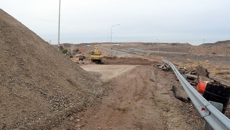 El socavón que dejó una empresa de telefonía en el derivador de la Autovía Norte podría arreglarse en unos días.