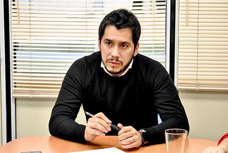 Emanuel Coliñir, el diputado provincial de Unión por la Patria que presentó el pedido de juicio político en Chubut. Emanuel Coliñir, el diputado provincial de Unión por la Patria que presentó el pedido de juicio político en Chubut.