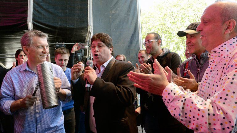 El Presidente estuvo en el Festival de la Cumbia y coreó la versión de Amores como el nuestro de Los Charros.