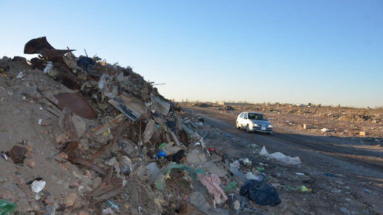 Una montaña de basura se formó nuevamente en Casimiro Gómez al fondo.
