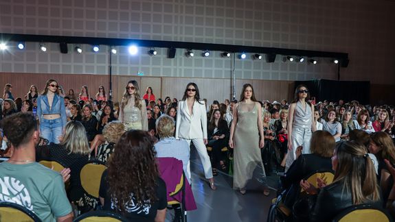 En 33 fotos: brillo y glamour en el Centro de Convenciones Domuyo