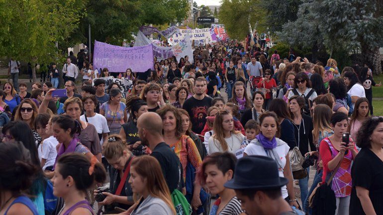 Multitudinaria marcha por las calles neuquinas