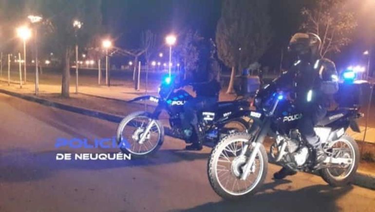 Pisó con la moto a un policía para escapar de un control