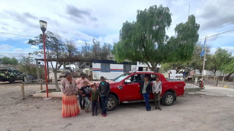 Detención de la familia que secuestró y obligó a casarse a la menor. | LM Neuquen Detención de la familia que secuestró y obligó a casarse a la menor.