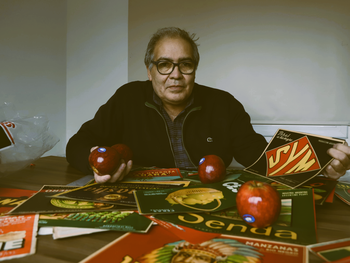 Gervacio Rosales exhibe los afiches que marcaron la época dorada de la fruticultura.