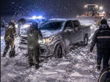 Quedaron varados en un camino rural, con 22 grados bajo cero: el rescate de una Hilux hundida en la nieve.