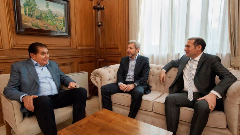 Postura oficial de Nación. El gobierno de Macri se comprometió a mantener el precio sostén del petróleo neuquino. La provincia