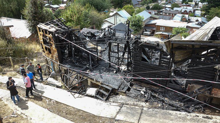 San Martín de los Andes: un muerto en un tremendo incendio en tres viviendas