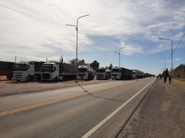 Abrió Pino Hachado pero todavía hay cientos de camiones en Las Lajas