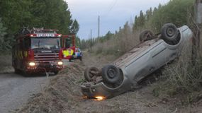 Borracho, salió a pescar con sus perros y volcó
