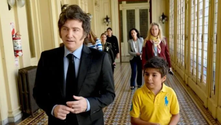 El pasado 2 de abril Pedrito conoció a Javier y Karina Milei, con quienes recorrió la Casa Rosada. El pasado 2 de abril Pedrito conoció a Javier y Karina Milei, con quienes recorrió la Casa Rosada.