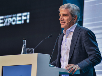 Luis Caputo salió al cruce de consultoras y aseguró que mejoró el empleo y el salario / Fotos Infobae Luis Caputo salió al cruce de consultoras y aseguró que mejoró el empleo y el salario / Fotos Infobae