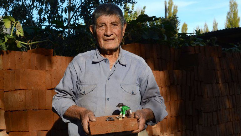 Artidoro con un ladrillero de juguete que le regaló una de sus hijas.