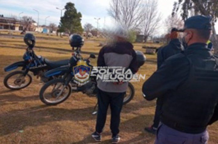 Atrapan a dos jóvenes con droga en una plaza